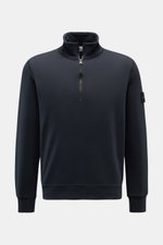 Stone Island Troyer 'Basic Sweat' navy, Slim Fit Sweatshirt aus reiner Baumwolle mit Troyer-Kragen, Zipper, Kompass-Badge am Oberarm, elastischen Bündchen, frontal fotografiert.