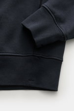 Nahaufnahme des Stone Island Troyer 'Basic Sweat' navy, zeigt elastisches Ärmelbündchen und weichen Baumwollstoff in Slim Fit.