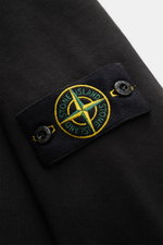 Stone Island Sweat-Troyer 'Basic Sweat' schwarz, Detailaufnahme des Kompass-Badges am Oberarm aus reiner Baumwolle, weicher Griff.