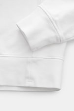 Stone Island Sweat-Troyer 'Basic Sweat' weiß, Detailaufnahme von Ärmel und Bund, reine Baumwolle, weicher Griff, Regular Fit, flexible Rippbündchen.