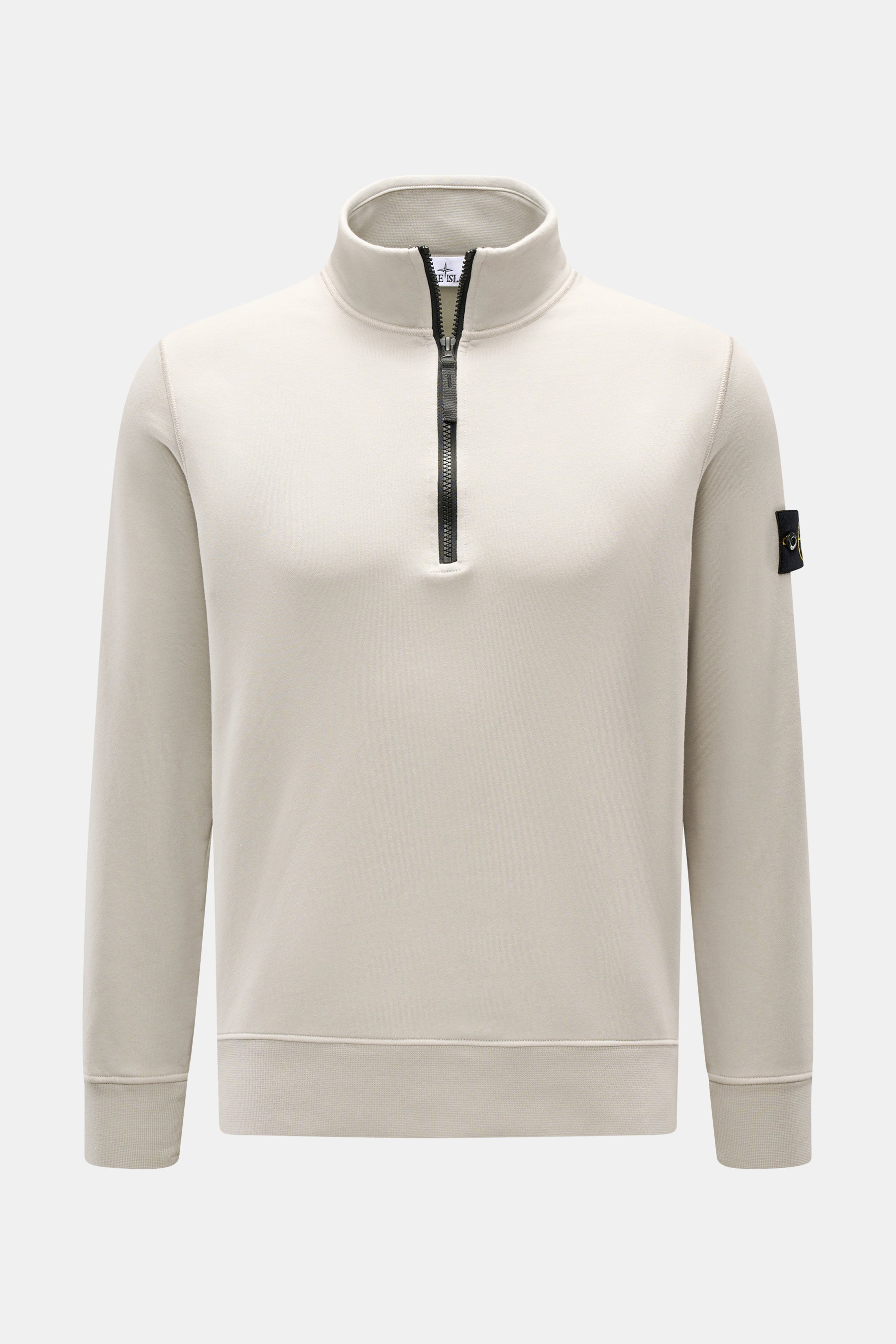 Stone Island Sweat-Troyer "Basic Sweat" hellgrau, frontale Nahaufnahme, Regular Fit, reine Baumwolle, Troyer-Kragen mit Reißverschluss, Kompass-Badge am Oberarm, flexible Rippbündchen, weicher Griff, sportives Essential.