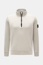 Stone Island Sweat-Troyer "Basic Sweat" hellgrau, frontale Nahaufnahme, Regular Fit, reine Baumwolle, Troyer-Kragen mit Reißverschluss, Kompass-Badge am Oberarm, flexible Rippbündchen, weicher Griff, sportives Essential.