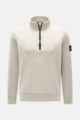 Stone Island Sweat-Troyer "Basic Sweat" hellgrau, frontale Nahaufnahme, Regular Fit, reine Baumwolle, Troyer-Kragen mit Reißverschluss, Kompass-Badge am Oberarm, flexible Rippbündchen, weicher Griff, sportives Essential.