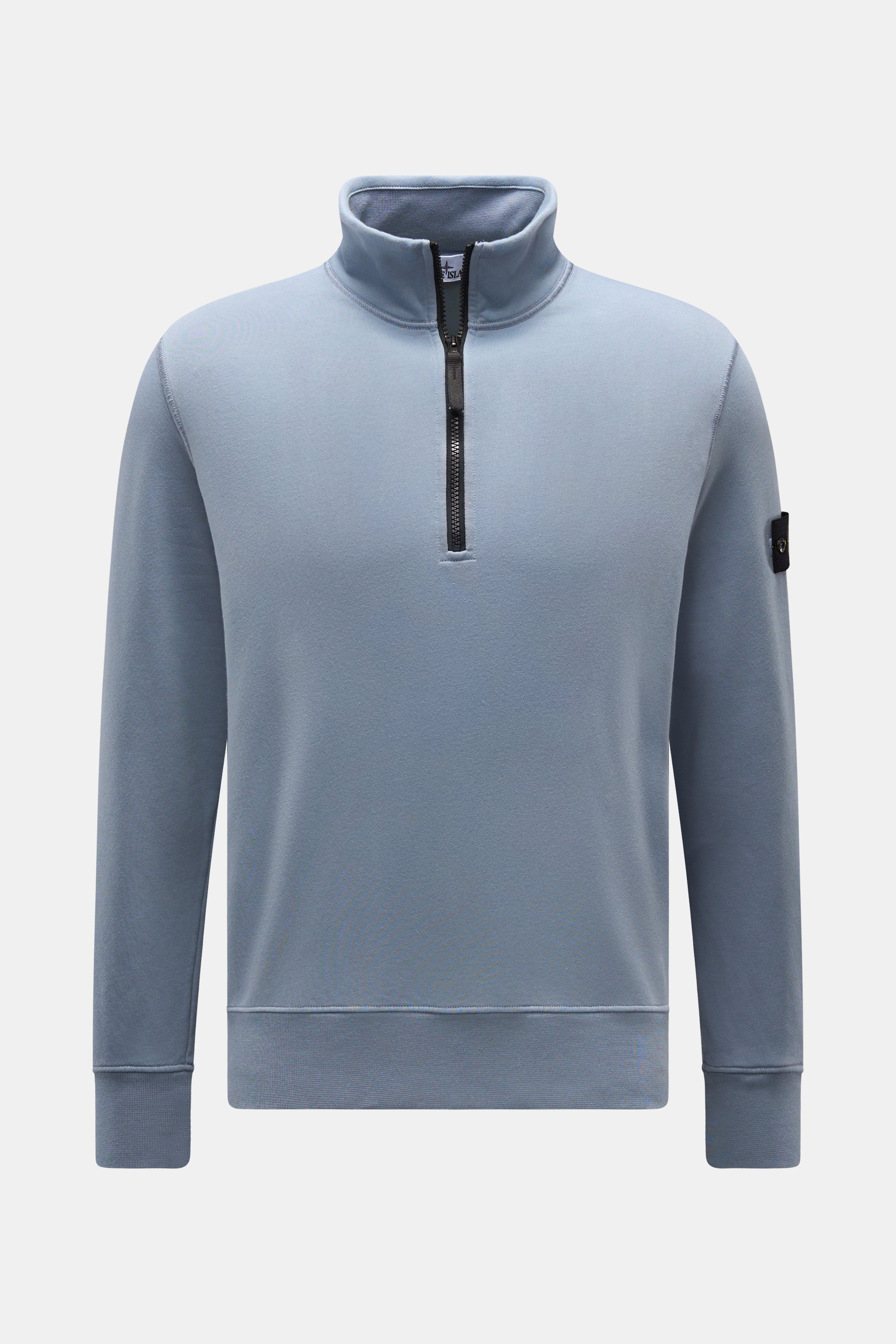 Stone Island Sweat-Troyer "Basic Sweat" rauchblau, frontale Nahaufnahme, reine Baumwolle, weicher Griff, Regular Fit, Troyer-Kragen mit Reißverschluss, Kompass-Badge am Oberarm, flexible Rippbündchen.