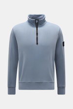 Stone Island Sweat-Troyer "Basic Sweat" rauchblau, frontale Nahaufnahme, reine Baumwolle, weicher Griff, Regular Fit, Troyer-Kragen mit Reißverschluss, Kompass-Badge am Oberarm, flexible Rippbündchen.