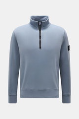 Stone Island Sweat-Troyer "Basic Sweat" rauchblau, frontale Nahaufnahme, reine Baumwolle, weicher Griff, Regular Fit, Troyer-Kragen mit Reißverschluss, Kompass-Badge am Oberarm, flexible Rippbündchen.
