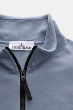 Stone Island Sweat-Troyer "Basic Sweat" rauchblau, Detailaufnahme von oben, Troyer-Kragen mit Reißverschluss aus reiner Baumwolle, weicher Griff, Regular Fit, Kompass-Badge am Oberarm, flexible Rippbündchen. Sportives Essential für urbane Looks.