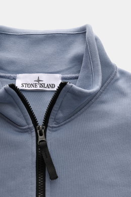 Stone Island Sweat-Troyer "Basic Sweat" rauchblau, Detailaufnahme von oben, Troyer-Kragen mit Reißverschluss aus reiner Baumwolle, weicher Griff, Regular Fit, Kompass-Badge am Oberarm, flexible Rippbündchen. Sportives Essential für urbane Looks.