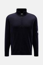 C.P. Company Troyer navy aus weicher Schurwolle mit Troyer-Kragen, Reißverschluss, Zipper-Tasche am Oberarm, Linsen-Detail, Slim Fit, frontal fotografiert.