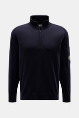 C.P. Company Troyer navy aus weicher Schurwolle mit Troyer-Kragen, Reißverschluss, Zipper-Tasche am Oberarm, Linsen-Detail, Slim Fit, frontal fotografiert.