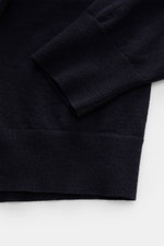 Detailaufnahme des C.P. Company Troyer navy, weiche Schurwolle, Slim Fit, Rippbündchen, Nahansicht Ärmel und Bund, textile Struktur sichtbar.