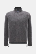Stone Island Troyer 'Stellina' dunkelgrau meliert, frontal fotografiert, Mix aus Schurwolle und Microfaser, weicher Griff, Regular Fit, Troyer-Kragen, Rippbündchen, dezentes Stellina-Stitching.