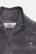 Stone Island Troyer 'Stellina' dunkelgrau meliert, Detailaufnahme von oben, Mix aus Schurwolle und Microfaser, weicher Griff, Regular Fit, Troyer-Kragen, komfortable Rippbündchen, dezentes Stellina-Stitching.