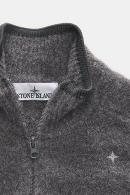 Stone Island Troyer 'Stellina' dunkelgrau meliert, Detailaufnahme von oben, Mix aus Schurwolle und Microfaser, weicher Griff, Regular Fit, Troyer-Kragen, komfortable Rippbündchen, dezentes Stellina-Stitching.
