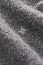 Nahaufnahme des Stone Island Troyer 'Stellina' dunkelgrau meliert, Mix aus Schurwolle und Microfaser, weicher Griff, Troyer-Kragen, Regular Fit, Rippbündchen, dezentes Stellina-Stitching, frontale Perspektive.