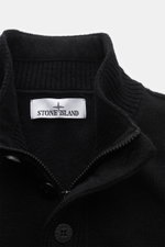 Stone Island Half-zip jumper 'Lambswool' black shown from a close-up front angle, featuring a wool blend, half-zip collar with buttons, and ribbed knitwear. 

A stylish essential for the colder months: This timeless half-zip jumper by STONE ISLAND with zi