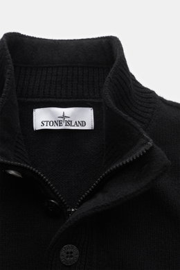 Stone Island Half-zip jumper 'Lambswool' black shown from a close-up front angle, featuring a wool blend, half-zip collar with buttons, and ribbed knitwear. 

A stylish essential for the colder months: This timeless half-zip jumper by STONE ISLAND with zi