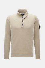 Frontale Ansicht des Stone Island Troyer 'Lambswool' taupe mit Wollmix, Troyer-Kragen, Zipper, Knöpfen und Kompass-Badge am Oberarm.