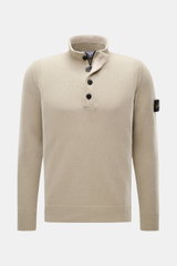 Frontale Ansicht des Stone Island Troyer 'Lambswool' taupe mit Wollmix, Troyer-Kragen, Zipper, Knöpfen und Kompass-Badge am Oberarm.