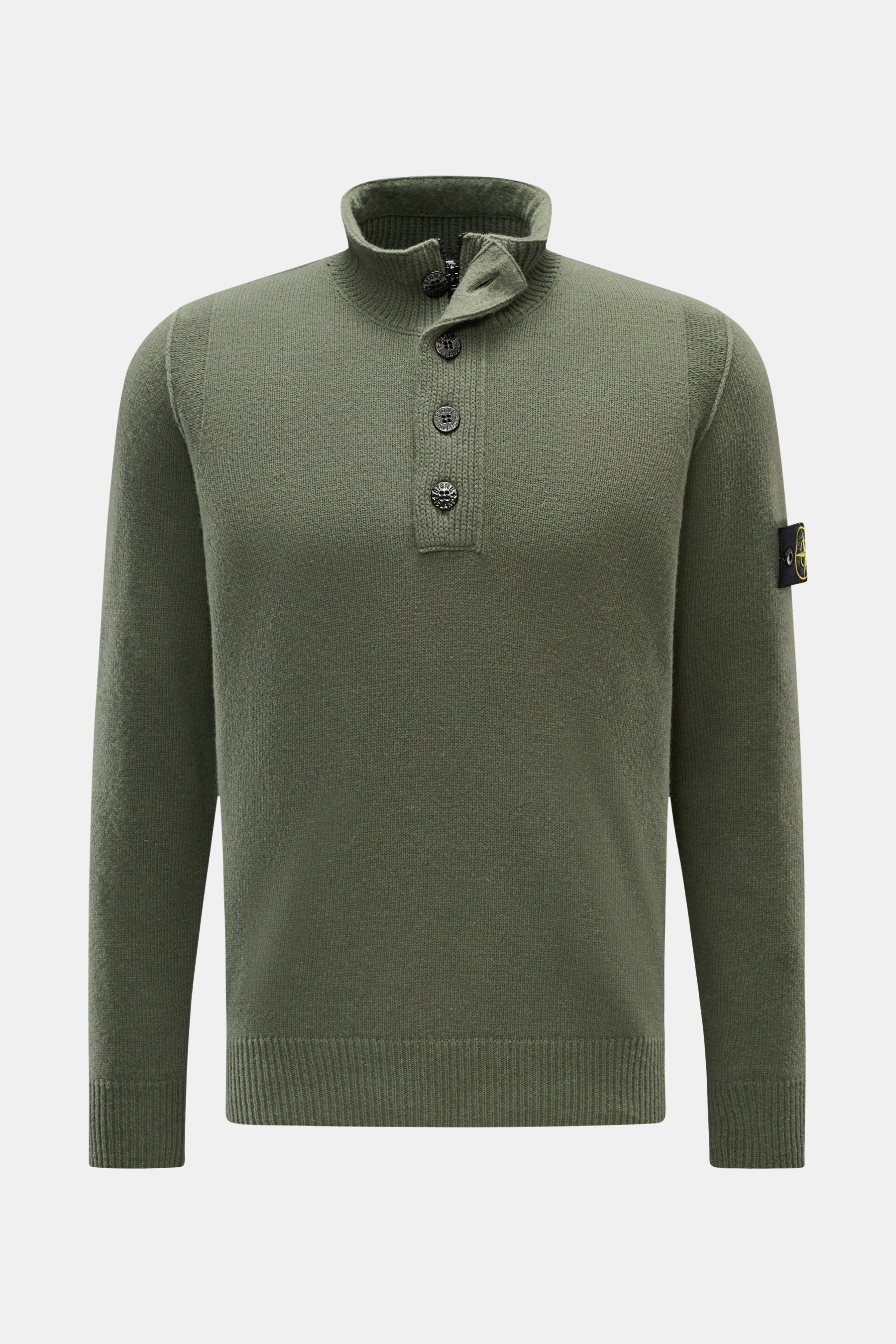 Stone Island Troyer 'Lambswool' oliv, mittelfeiner Wollmix-Pullover mit Troyer-Kragen, Zipper, Knöpfen, Kompass-Badge und Rippbündchen, Frontansicht.
