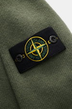 Stone Island Half-zip jumper 'Lambswool' olive close-up from above showing wool blend knit texture and signature compass badge with buttons.

A stylish essential for the colder months: This timeless half-zip jumper by STONE ISLAND with zip and embossed bu