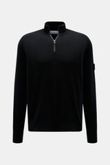 Front view of the Stone Island Troyer black quarter-zip jumper made of virgin wool and microfiber, slim fit with ribbed collar, zipper, elastic hem, compass badge on upper arm, and fine knit pattern with soft touch. Comfort meets style: The STONE ISLAND q