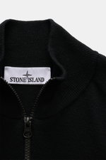 Close-up front view of the Stone Island Troyer black quarter-zip jumper showing ribbed collar, zipper, and label.

<p>Comfort meets style: The STONE ISLAND quarter-zip jumper complements your autumn wardrobe with warming comfort and modern versatility.</p