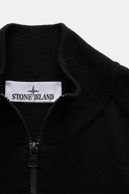 Close-up front view of the Stone Island Troyer black quarter-zip jumper showing ribbed collar, zipper, and label.

<p>Comfort meets style: The STONE ISLAND quarter-zip jumper complements your autumn wardrobe with warming comfort and modern versatility.</p