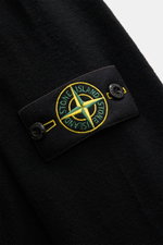 Close-up of the Stone Island Troyer black showing the compass badge on the upper arm, captured from a top angle.

Description:
<p>Comfort meets style: The STONE ISLAND quarter-zip jumper complements your autumn wardrobe with warming comfort and modern ver