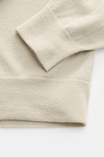 Alt tag (125 characters): Close-up of Stone Island Half-Zip Jumper beige cuff and hem, showing fine knit pattern and soft wool fabric.

Description:
<p>Comfort meets style: The STONE ISLAND half-zip jumper complements your autumn wardrobe with warming com