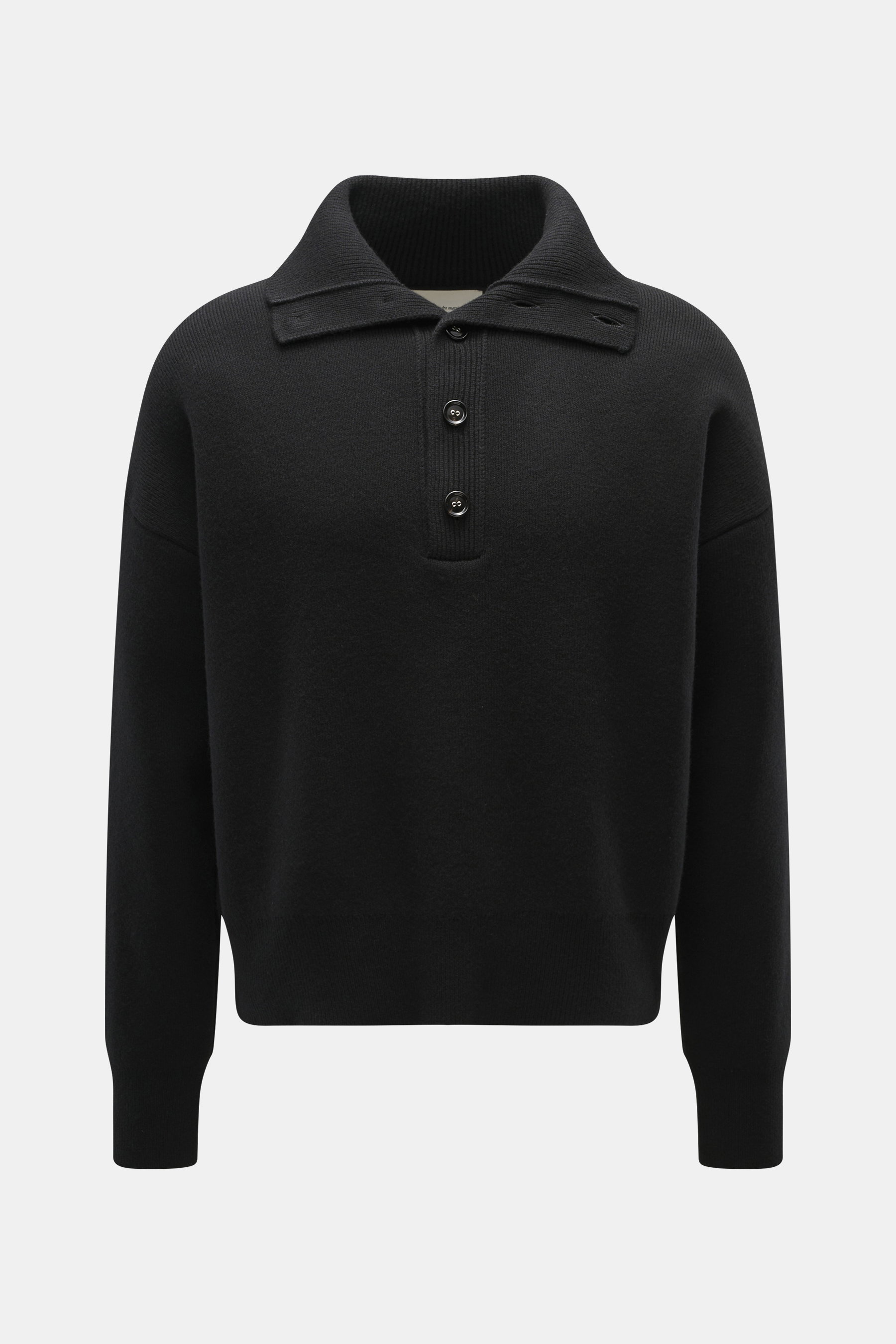 Ami Paris Merino Troyer schwarz, frontal fotografiert, reine Merinowolle, weicher Griff, Regular Fit, Troyer-Kragen mit 5-Knopf-Leiste, Rückenpasse mit Logo-Patch, komfortable Rippbündchen.