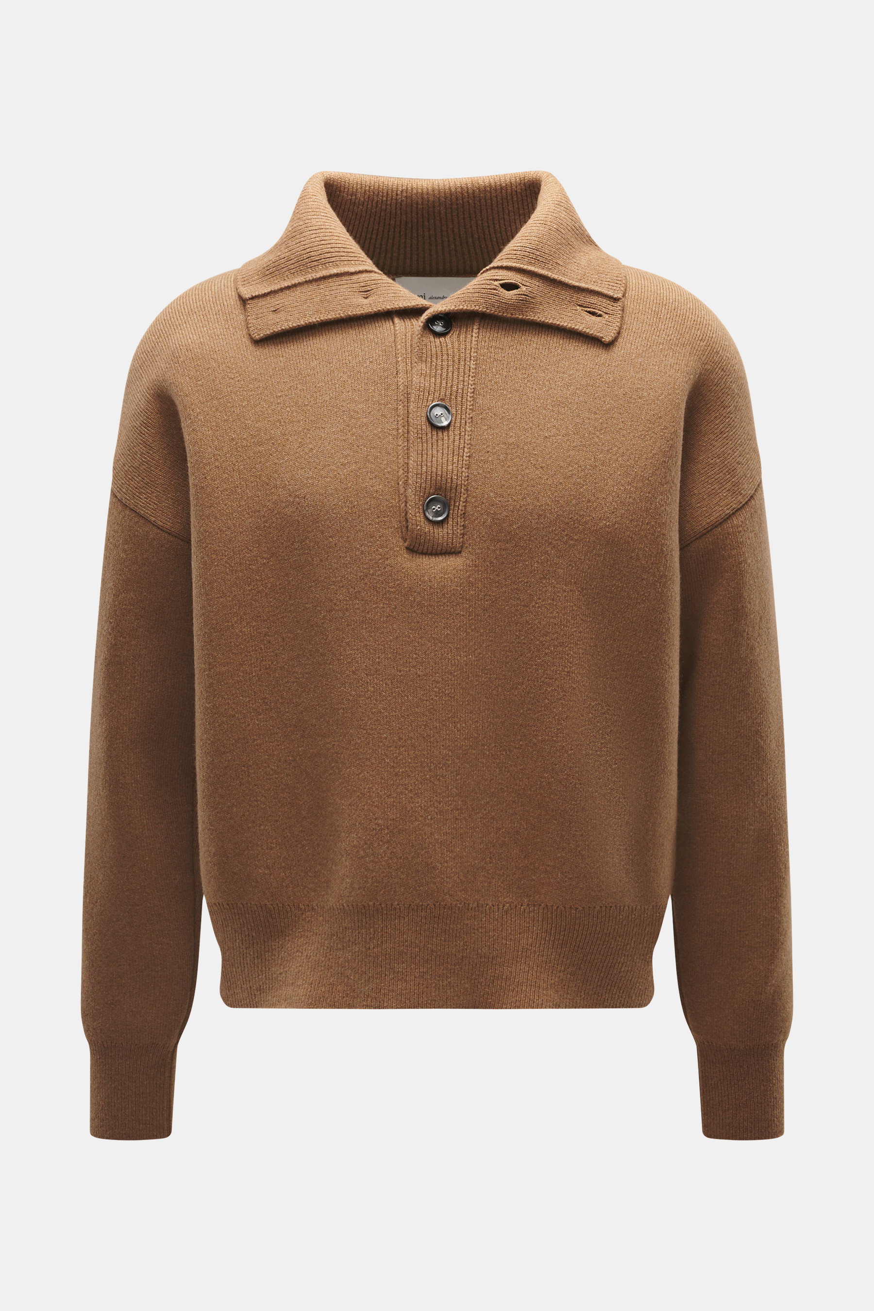 Vorderansicht des Ami Paris Merino Troyer hellbraun aus reiner Merinowolle mit weichem Griff, Regular Fit, Troyer-Kragen mit 5-Knopf-Leiste, Rückenpasse mit Logo-Patch und komfortablen Rippbündchen.