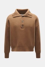 Vorderansicht des Ami Paris Merino Troyer hellbraun aus reiner Merinowolle mit weichem Griff, Regular Fit, Troyer-Kragen mit 5-Knopf-Leiste, Rückenpasse mit Logo-Patch und komfortablen Rippbündchen.
