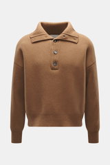 Vorderansicht des Ami Paris Merino Troyer hellbraun aus reiner Merinowolle mit weichem Griff, Regular Fit, Troyer-Kragen mit 5-Knopf-Leiste, Rückenpasse mit Logo-Patch und komfortablen Rippbündchen.