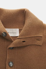Ami Paris Merino Troyer hellbraun aus reiner Merinowolle, weicher Griff, Regular Fit, Troyer-Kragen mit 5-Knopf-Leiste, Rückenpasse mit Logo-Patch, komfortable Rippbündchen, Nahaufnahme von oben.