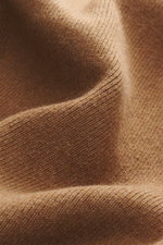Nahaufnahme des hellbraunen Ami Paris Merino Troyer mit weichem Griff, reine Merinowolle, Regular Fit, Troyer-Kragen, Rückenpasse und Rippbündchen.