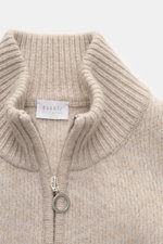 Nahaufnahme von 04651/ A trip in a bag Troyer 'Shadow Norwegian' beige gemustert mit Troyer-Kragen, Reißverschluss, tonalem Norweger-Strickmuster, Slim Fit, voluminöser, weicher Schurwolle-Cashmere-Mix, mittelfeinem Strickbild und komfortablen Rippbündche