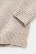 Nahaufnahme des Ärmelbündchens und Strickmusters des 04651/ A trip in a bag Troyer 'Shadow Norwegian' beige gemustert, Mix aus Schurwolle und Cashmere, tonales Norweger-Strickmuster, mittelfeines Strickbild, voluminöse Qualität, weicher Griff, Slim Fit, T