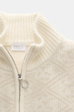 Nahaufnahme von Troyer-Kragen mit Reißverschluss und Ringzipper des Slim Fit 04651/ A trip in a bag Troyer 'Shadow Norwegian' creme gemustert, tonales Norweger-Strickmuster, mittelfeines Strickbild, voluminöse Qualität, weicher Griff, Mix aus Schurwolle u