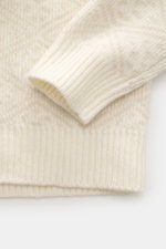Nahaufnahme des Ärmels und Bunds des 04651/ A trip in a bag Troyer 'Shadow Norwegian' creme gemustert, aus Schurwolle, Cashmere, tonales Norweger-Strickmuster, mittelfeines Strickbild, voluminöse Qualität, weicher Griff, Slim Fit, Troyer-Kragen mit Reißve