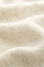 Nahaufnahme des Strickstoffs von 04651/ A trip in a bag Troyer 'Shadow Norwegian' creme gemustert, Mix aus Schurwolle und Cashmere, tonales Norweger-Strickmuster, mittelfeines Strickbild, voluminöse Qualität, weicher Griff.