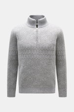 Vorderansicht des 04651/ A trip in a bag Troyer 'Shadow Norwegian' grau gemusterten Troyers mit tonalem Norweger-Strickmuster, Slim Fit, weichem Griff, voluminöser Qualität, mittelfeinem Strickbild, Troyer-Kragen mit Reißverschluss und komfortablen Rippbü