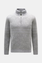 Vorderansicht des 04651/ A trip in a bag Troyer 'Shadow Norwegian' grau gemusterten Troyers mit tonalem Norweger-Strickmuster, Slim Fit, weichem Griff, voluminöser Qualität, mittelfeinem Strickbild, Troyer-Kragen mit Reißverschluss und komfortablen Rippbü