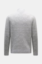 Rückansicht des 04651/ A trip in a bag Troyer 'Shadow Norwegian' grau gemusterten Slim Fit Troyers mit tonalem Norweger-Strickmuster, mittelfeinem Strickbild, voluminöser Qualität, weichem Griff, Troyer-Kragen mit Reißverschluss und komfortablen Rippbündc
