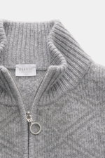 Nahaufnahme von 04651/ A trip in a bag Troyer 'Shadow Norwegian' grau gemustert, tonales Norweger-Strickmuster, mittelfeines Strickbild, Slim Fit, Troyer-Kragen mit Reißverschluss, voluminöse Qualität, weicher Griff, komfortable Rippbündchen, Mix aus Schu