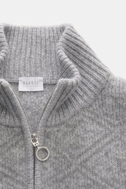 Nahaufnahme von 04651/ A trip in a bag Troyer 'Shadow Norwegian' grau gemustert, tonales Norweger-Strickmuster, mittelfeines Strickbild, Slim Fit, Troyer-Kragen mit Reißverschluss, voluminöse Qualität, weicher Griff, komfortable Rippbündchen, Mix aus Schu