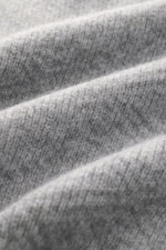 Nahaufnahme des grauen, gemusterten Stoffes des 04651/ A trip in a bag Troyer 'Shadow Norwegian' mit tonalem Norweger-Strickmuster, mittelfeinem Strickbild, voluminöser Qualität, weichem Griff, Slim Fit, Troyer-Kragen mit Reißverschluss und komfortablen R