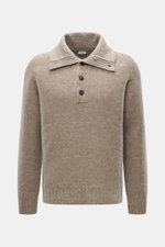 Frontansicht des 04651/ A trip in a bag Troyer 'Cloudy Wool' taupe meliert, Regular Fit mit Troyer-Kragen, Knöpfen, breiten Rippbündchen, weichem Griff, mittelgrobem Strickbild, Mix aus Schurwolle und Microfaser.