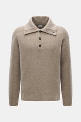 Frontansicht des 04651/ A trip in a bag Troyer 'Cloudy Wool' taupe meliert, Regular Fit mit Troyer-Kragen, Knöpfen, breiten Rippbündchen, weichem Griff, mittelgrobem Strickbild, Mix aus Schurwolle und Microfaser.