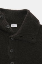 Nahaufnahme von Troyer-Kragen mit Knöpfen und breiten Rippbündchen, 04651/ A trip in a bag Troyer 'Cloudy Wool' dunkelbraun meliert, Mix aus Schurwolle und Microfaser, weicher Griff, mittelgrobes Strickbild, Regular Fit.
